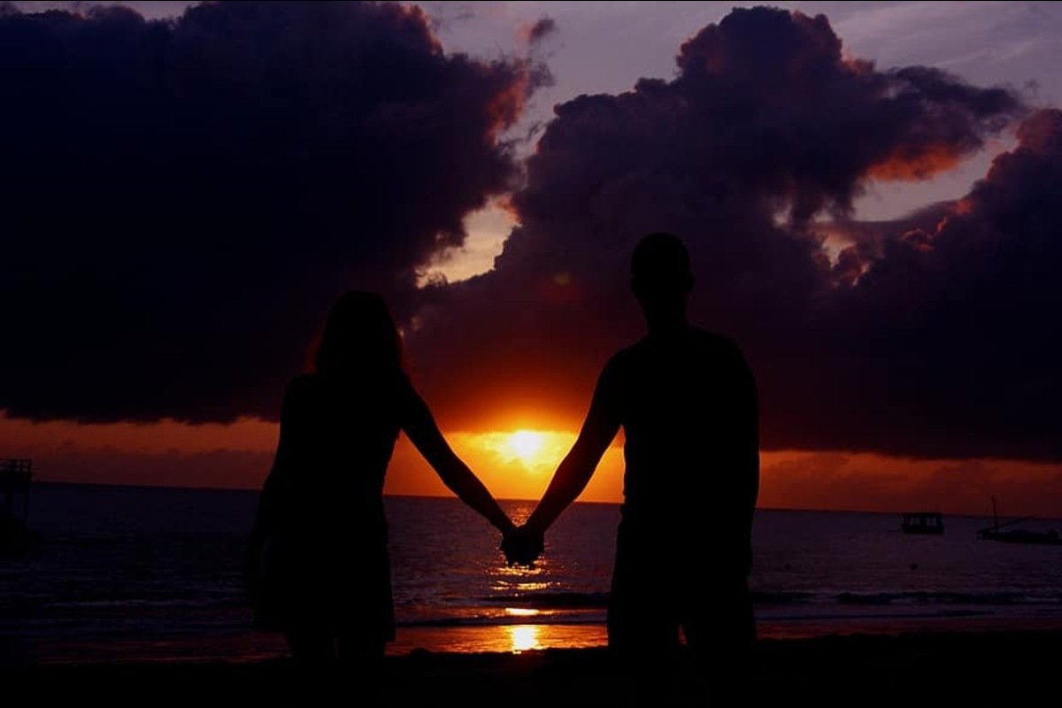 sunset-beach-seaside-holiday-couple-romantic-sun-clouds-ocean (1)